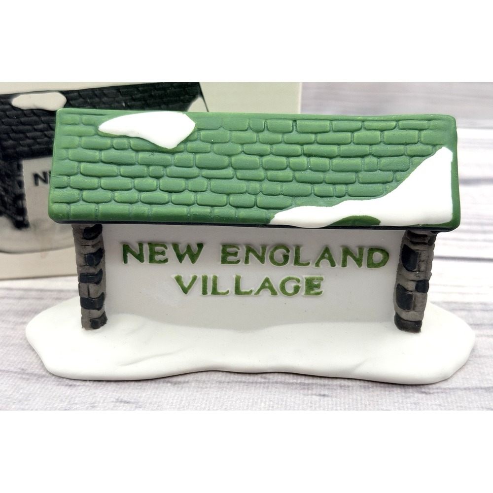 DEPT 56 THE HERITAGE VILLAGE COLLECTION NEW ENGLAND VILLAGE SIGN - RETIRED